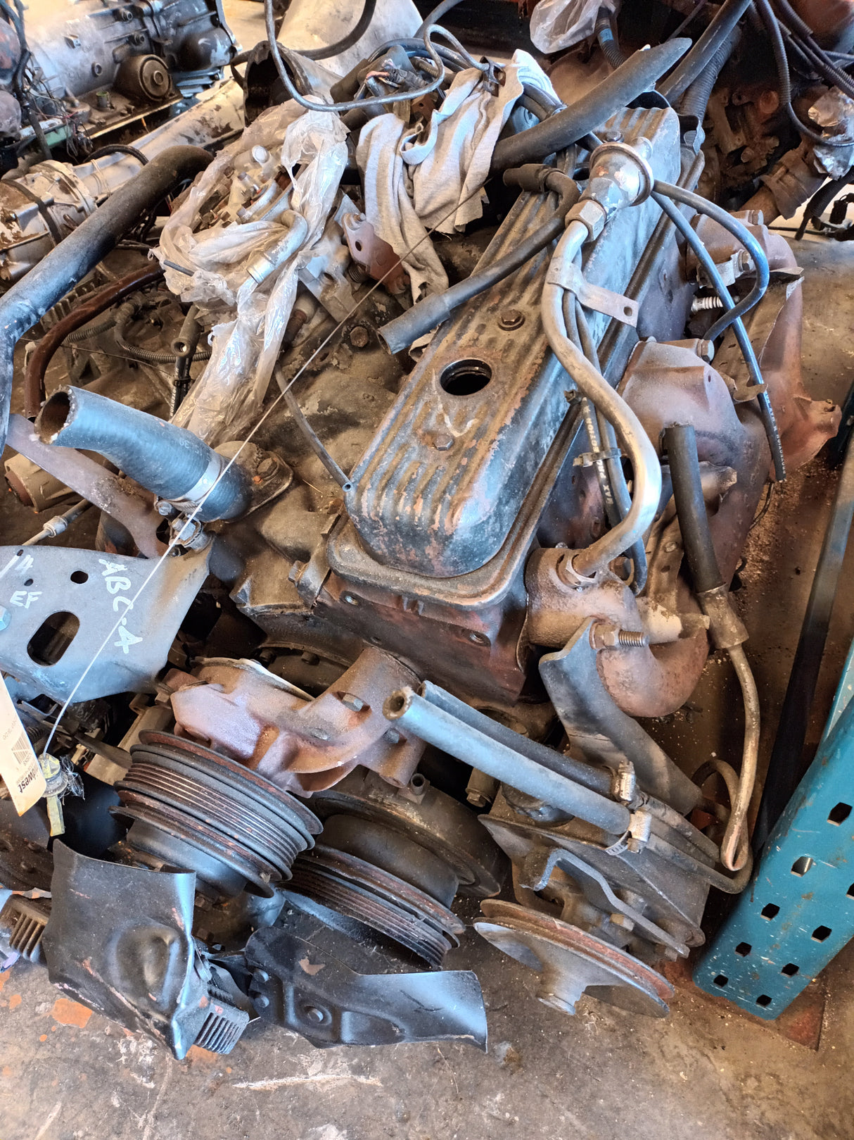 CHEV 350 ENGINE. TBI. COMPLETE. IN REBUILDABLE CONDITION. 14093638