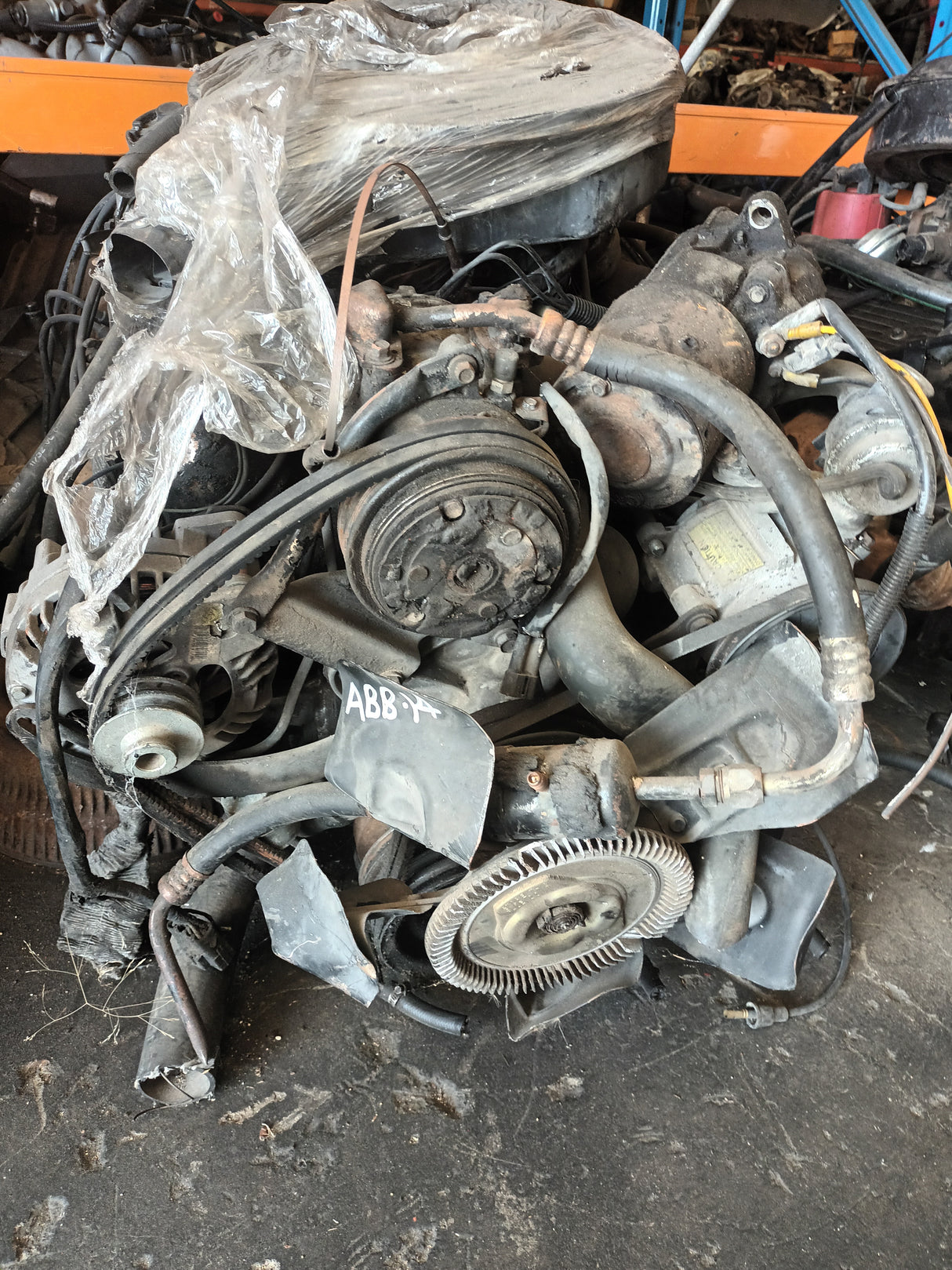 CHRYSLER 318 ENGINE 2 BRL. COMPLETE. IN REBUILDABLE CONDITION.