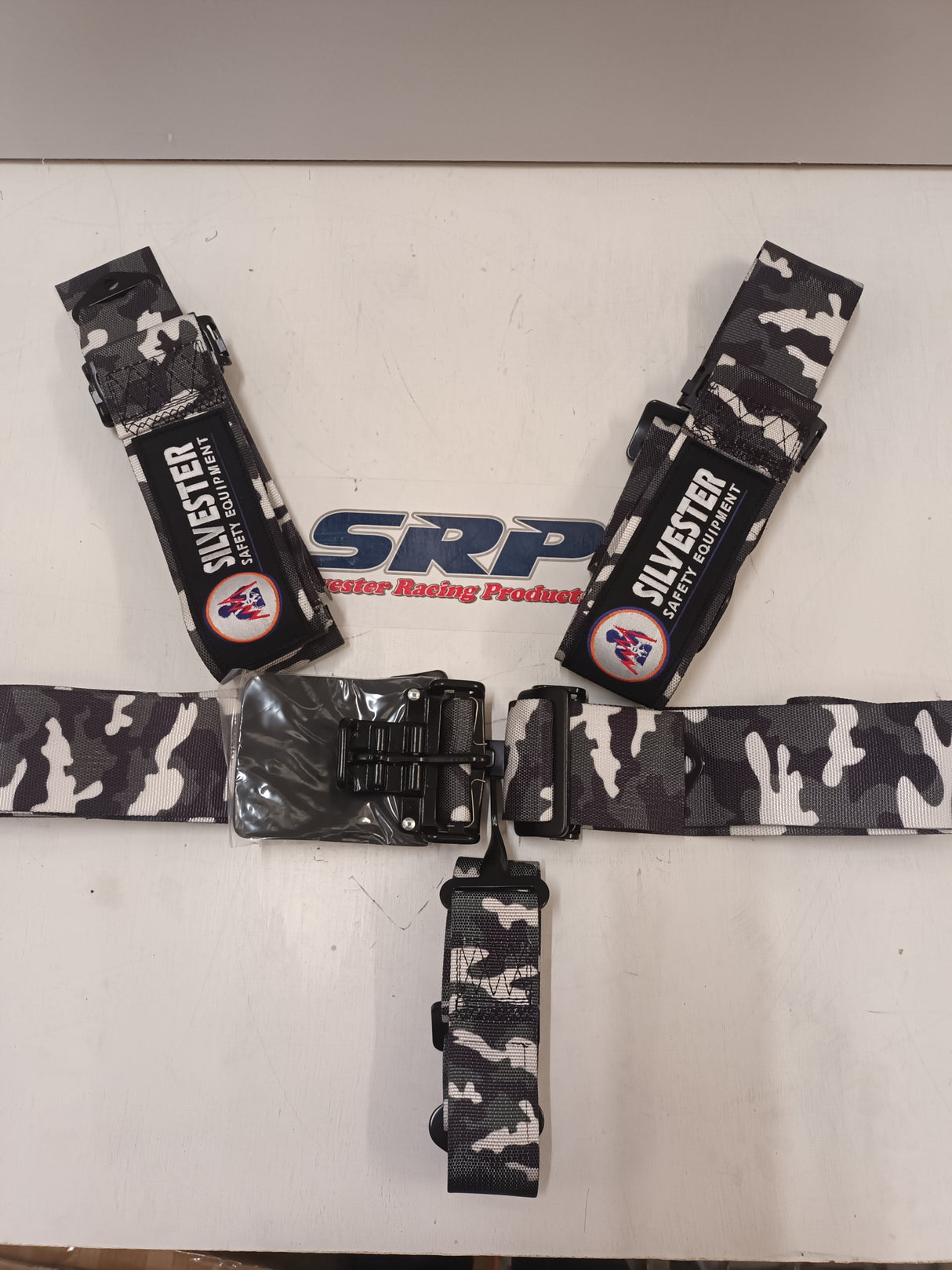 HARNESS SET LEVER LATCH 5PT CAMO SFI