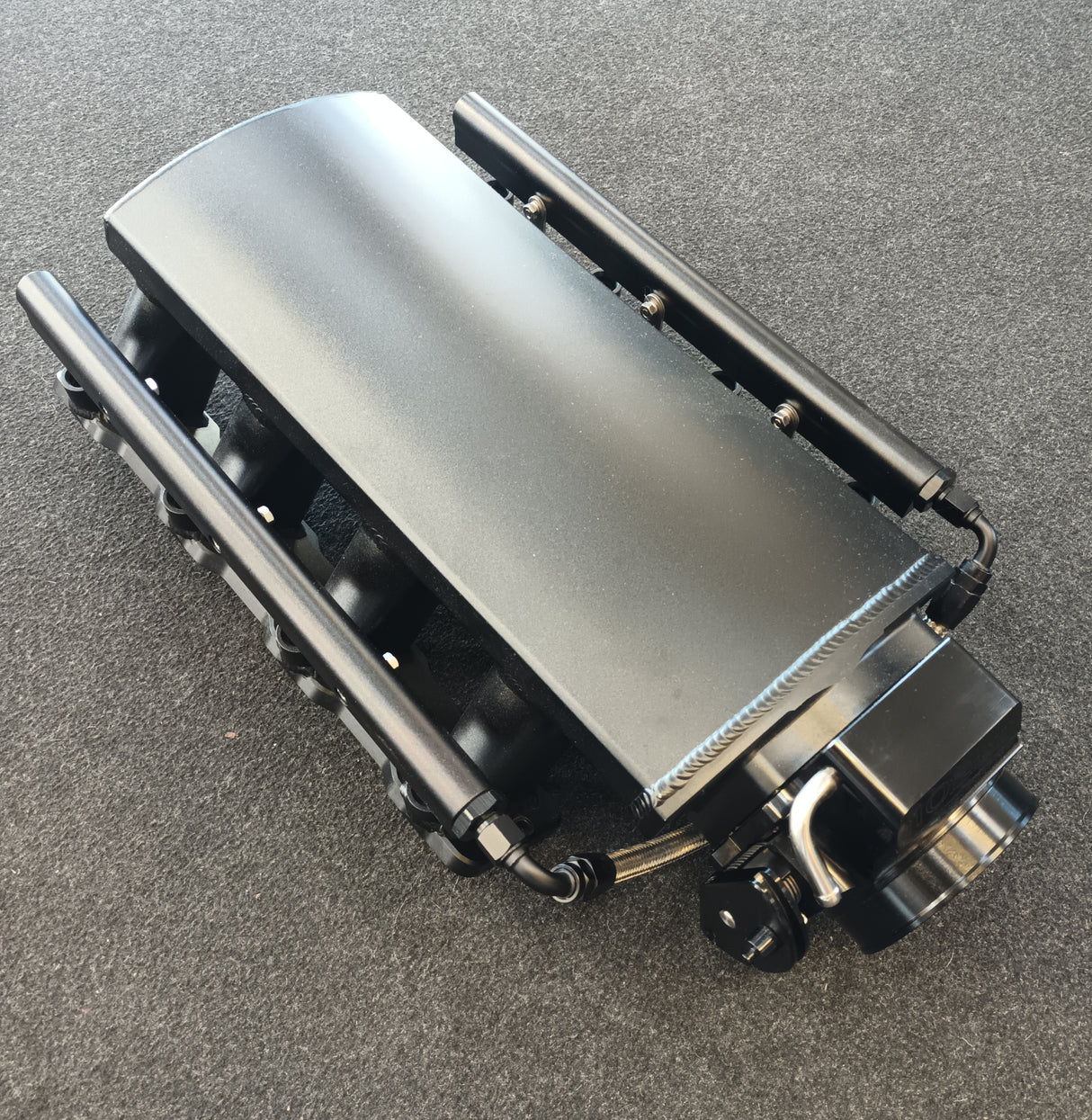 INTAKE MANIFOLD GM LS SERIES 3 L92 FABRICATED COMPLETE WITH THROTTLE BODY AND FUEL RAILS.